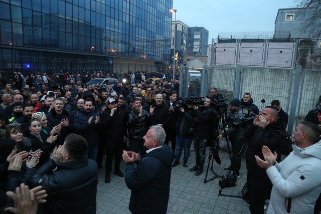 Video/ Vazhdon seanca. Mbështetësit e Veliajt presin duke duartrokitur