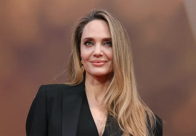 Angelina Jolie akuzon ish-bashkëshortin Brad Pitt dhe aktoren Jennifer