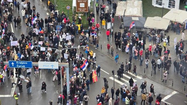 Studentët serbë protestë në Kragujevac, tubimi do të