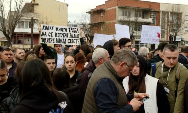 Tragjedia me 59 të vdekur në MV. Protestuesit shkatërrojnë