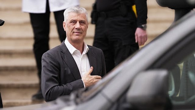 Hashim Thaçi viziton varrin e babait në Kosovë!