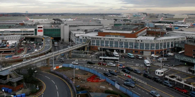 24 orë pas zjarrit, aeroporti Heathrow nis punën normalisht!