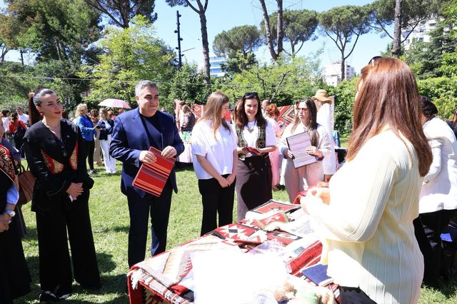 Gonxhja takohet me artizanët: Dëshmi e gjallë e