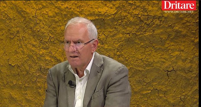 Ferdinand Xhaferaj: Dua që Sali Berishës t'i hiqet non-grata!