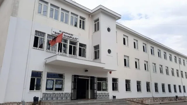 Gjirokastër/ Nxënësi 17-vjeçar hidhet nga dritarja