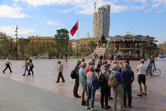 Kafenetë plot, koncerte dhe çmime të lira, turistët
