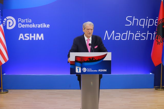 Berisha në SHBA: Nuk mundem, tani jam në fushatë!