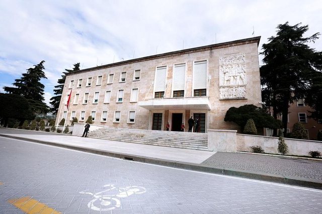 Qeveria fal gjobat e 10 viteve të fundit