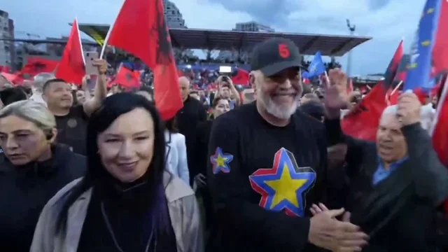 Mitingu përmbyllës/ Rama shoqërohet nga bashkëshortja