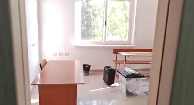 Vlorë/ Vonesë në hapjen e qendrës së votimit, kryetari