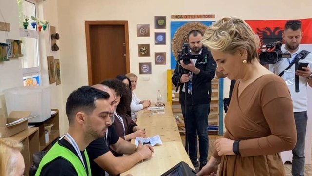 Monika Kryemadhi voton me të birin dhe nënën!