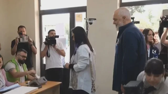 Edi dhe Linda Rama votojnë në Surrel