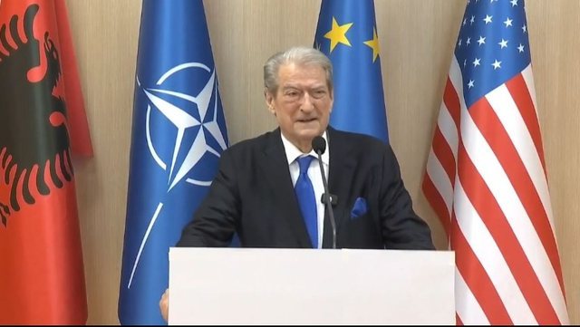 Sali Berisha del në konferencë: Ai që shkel ligjin do mbajë