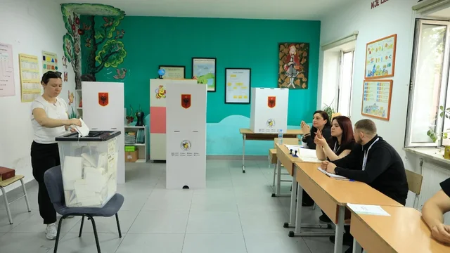 Dalin exit poll-et e para, pak minuta pas mbylljes së votimeve!