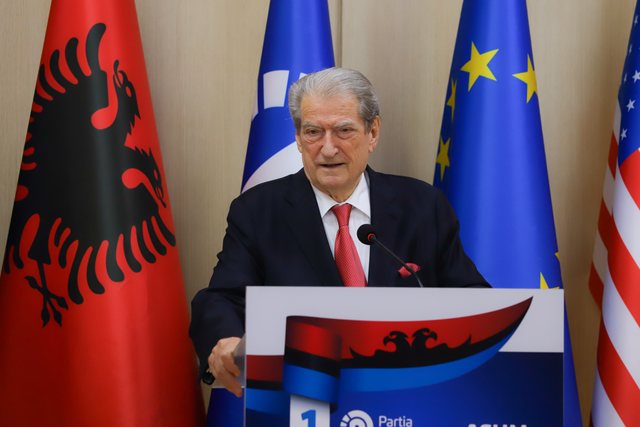 Ditën e Samitit, Berisha thërret protestë: Nuk e pranojmë