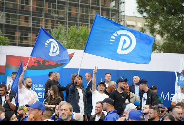 Bardhi pranon humbjen e thellë në Fier. Ja mesazhi!
