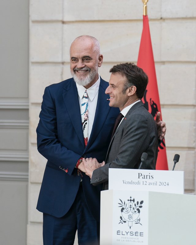 Macron: Rama, mik i dashur shumë urime! Franca gjithmonë krah