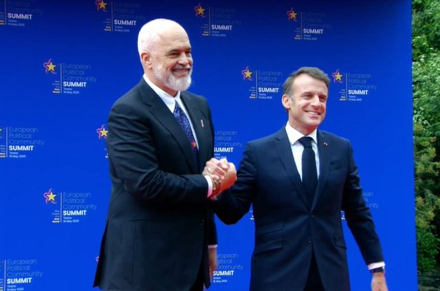 Samiti i Komunitetit Politik, Macron mbërrin i fundit! Pritja e