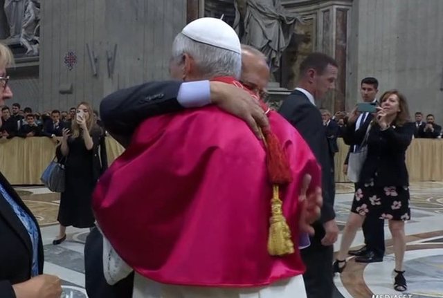 Papa Leoni XIV shkel protokollin gjatë ceremonisë së