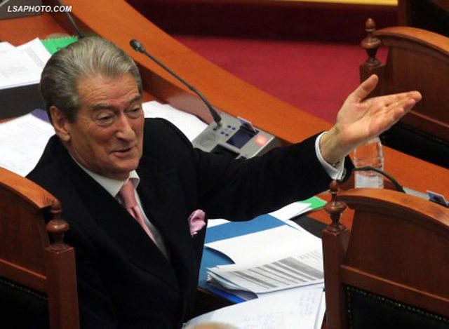 Deputeti më i vjetër i Parlamentit të ri, a do ta hapë