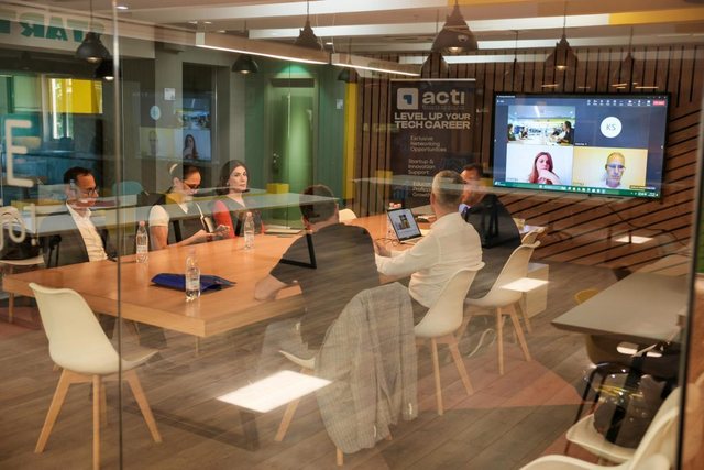 Microsoft dhe investitorë ndërkombëtarë vijnë në