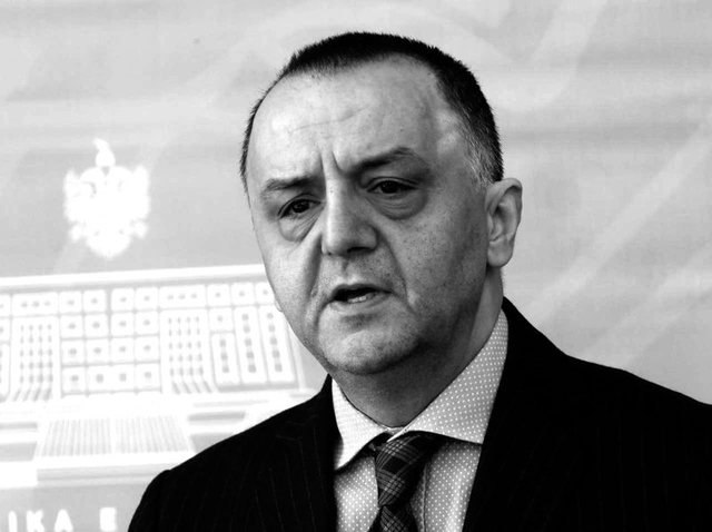 “Si s’u morëm njëherë vesh, mor burrë" - Si