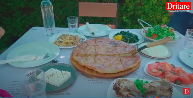 Shqiptarë e të huaj, ky restorant në fshat po i mahnit të