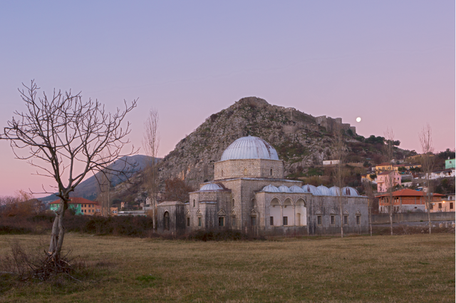 Gur mbi gur! Historia e Xhamisë së Plumbit!
