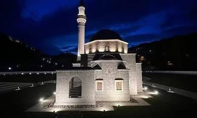Gur mbi gur! Historia e Xhamisë së Plumbit!
