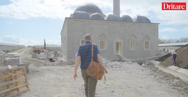Shkodra që flet anglisht. Një superdokumentar nga Robert Hackman dhe