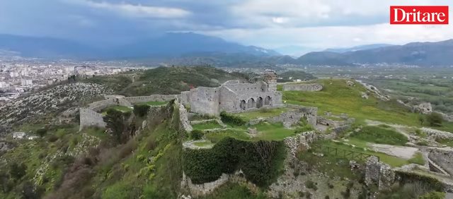 Shkodra që flet anglisht. Një superdokumentar nga Robert Hackman dhe