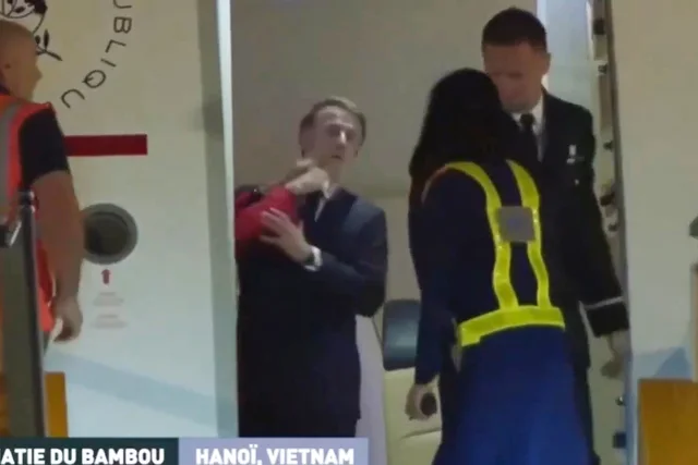 Bashkëshortja shuplakë Macron? Videoja virale!