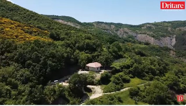 Zhapokika, fshati me tri familje dhe një minierë mjalti!