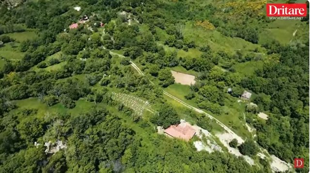 Zhapokika, fshati me tri familje dhe një minierë mjalti!