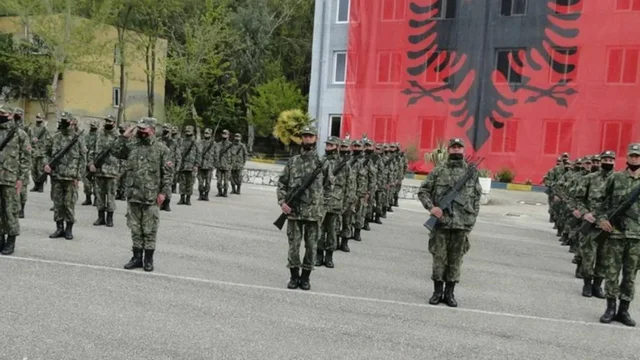 Qeveria merr vendimin, rikthehen në shërbim ushtarakët në