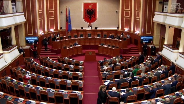 Vetëm 15 minuta, çfarë ndodhi sot në seancë!