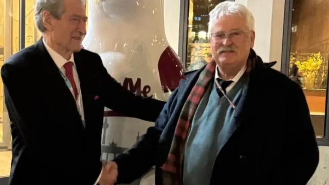 Rama postoi foton me Elmar Brok, Berisha: Ai është miku im, urimin