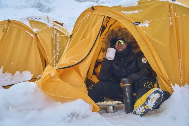 Qindra alpinistë në radhë për të arritur në