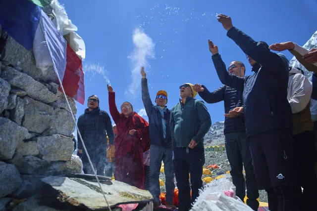 Qindra alpinistë në radhë për të arritur në