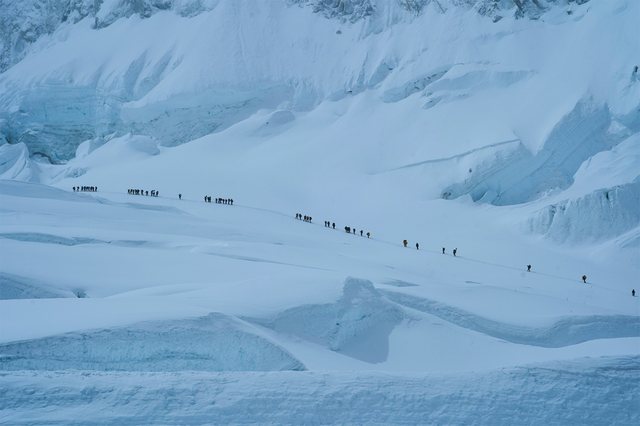 Qindra alpinistë në radhë për të arritur në