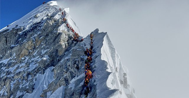 Qindra alpinistë në radhë për të arritur në