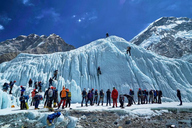 Qindra alpinistë në radhë për të arritur në