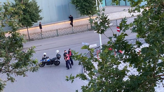 Panik në zemër të Tiranës! Alarm për bombë në