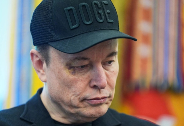 Syri i nxirë i Elon Musk bëhet viral. Ja kush e goditi me grusht!