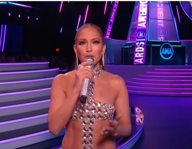 Foto/ Jennifer Lopez vesh vetëm diamante në skenë!