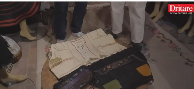 Gazetari britanik zbulon veshjet që flasin për perënditë dhe