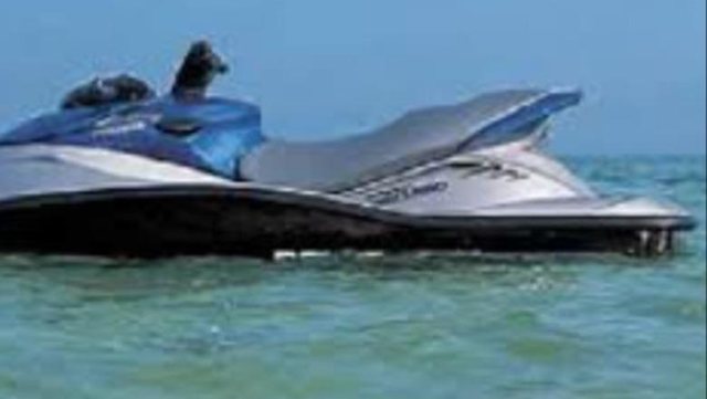 Policia gjen 2 turistë me motor uji të fikur në det; një