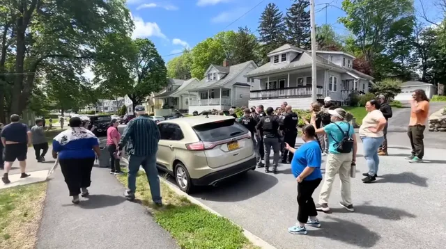 Etel Haxhiaj sfidon policinë amerikane gjatë arrestimit të