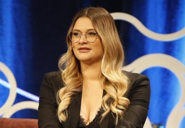 Neda Balluku: Mos bëni kalamaj se i mban plaka. Brez egoist!