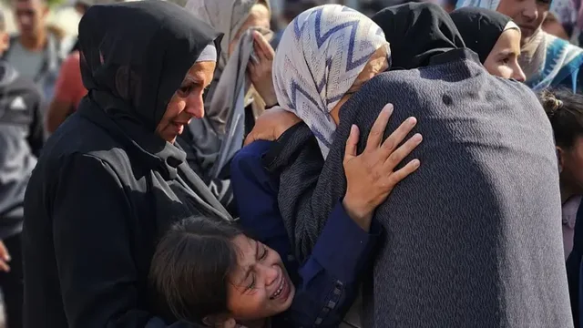 Palestinezët vriten duke marrë ndihma!